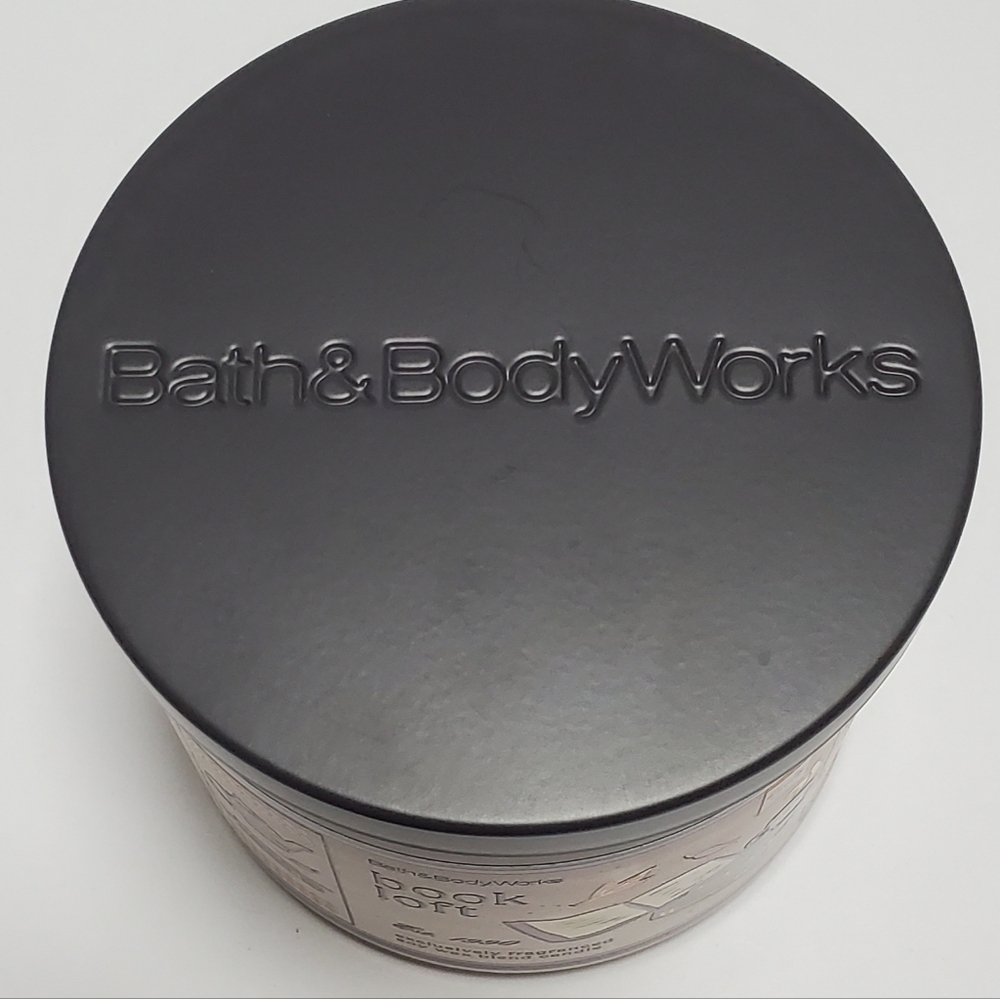 New Bath & Body Book Loft 3- Wick Candle - Picture 4 of 5